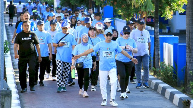 Bakal Calon Wali Kota Makassar, Rusdin Abdullah berolahraga di Kawasan Car Free Day, Jalan Boulevard, Makassar, Minggu (16/6/2024). (Foto: Istimewa)