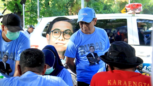 Bakal Calon Wali Kota Makassar, Rusdin Abdullah saat memantau pelaksanaan layanan Rudal Care di area Car Free Day (CFD) Jalan Jenderal Sudirman, Makassar, Minggu (23/6/2024) pagi. (Foto: Istimewa)