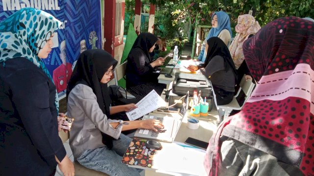 Proses registrasi penerimaan peserta didik baru (PPDB) jalur zonasi di SD Negeri Komp Sambung Jawa Makassar, Senin (24/6/2024). (Foto: Istimewa)