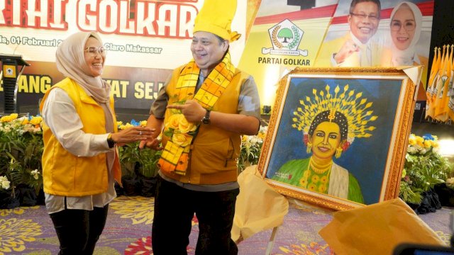 Bakal Calon Bupati Barru, Andi Ina Kartika Sari bersama Ketua Umum Partai Golkar, Airlangga Hartarto pada sebuah kesempatan. (Foto: Istimewa)