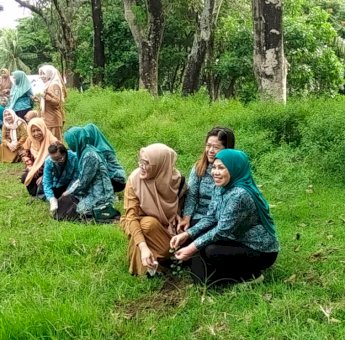 PKK Parepare Kompak Menanam Pohon di Lapangan Upacara Kota