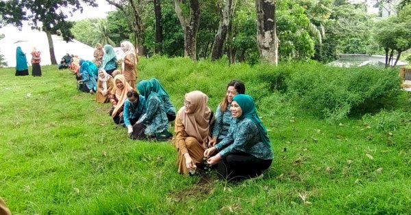 PKK Parepare Kompak Menanam Pohon di Lapangan Upacara Kota