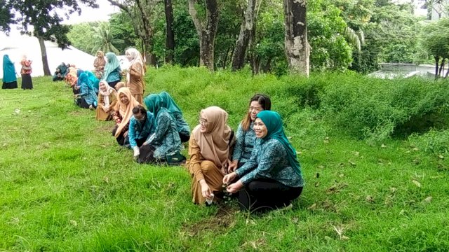 PKK Parepare Kompak Menanam Pohon di Lapangan Upacara Kota