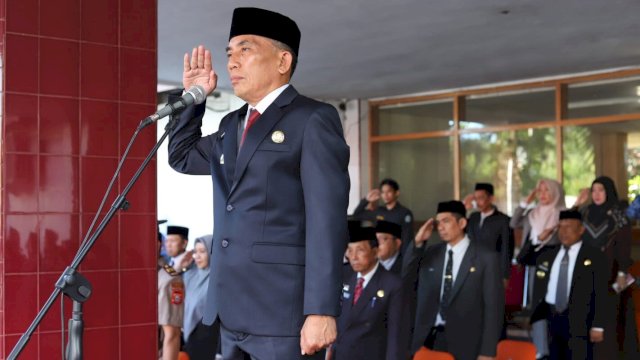 Ket : Sekretaris Daerah (Sekda) Kota Parepare, Muh Husni Syam, menjadi inspektur upacara