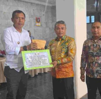 Pj Wali Kota Akbar Ali Serahkan Langsung Donasi Sumbangan Pelajar SD dan SMP kepada Korban Bencana Alam di Toraja