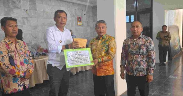 Pj Wali Kota Akbar Ali Serahkan Langsung Donasi Sumbangan Pelajar SD dan SMP kepada Korban Bencana Alam di Toraja