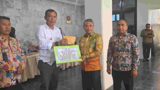 Pj Wali Kota Akbar Ali Serahkan Langsung Donasi Sumbangan Pelajar SD dan SMP kepada Korban Bencana Alam di Toraja