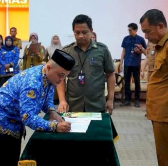 Pj Wali Kota Akbar Ali Serahkan SK Pengangkatan Ratusan PPPK Parepare Formasi 2023