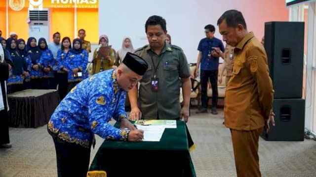 Pj Wali Kota Akbar Ali Serahkan SK Pengangkatan Ratusan PPPK Parepare Formasi 2023