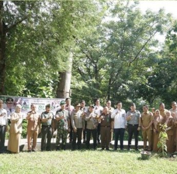 Sekda Parepare Pimpin Aksi Penanaman Pohon di Momen Peringatan Hari Bumi&nbsp;