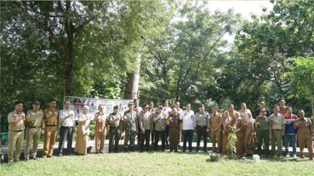 Sekda Parepare Pimpin Aksi Penanaman Pohon di Momen Peringatan Hari Bumi&nbsp;