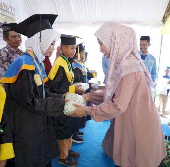 Ratusan Santri TPA Mappedeceng Diwisuda, Indah Putri Indriani : Jangan Berhenti Baca Alquran