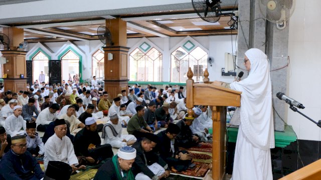 Bupati Luwu Utara Indah Putri Indriani saat membawakan sambutanya di hari raya Iduladha di Masjid Syuhada Masamba.