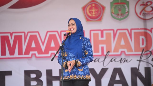 Bupati Luwu Utara saat menghadiri peringatan HUT ke-78 tahun Bhayangkara di Mako Polres Luwu Utara.