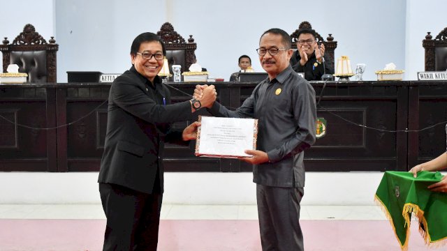 Wakil Bupati Luwu Utara Suaib Mansur menyerahkan Buku Rancangan Peraturan Daerah (Ranperda) tentang Pertanggungjawaban Pelaksanaan Anggaran Pendapatan dan Belanja Daerah (APBD) Tahun Anggaran 2023 Kepada Ketua DPRD Luwu Utara Drs Basir.
