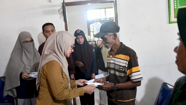 Bupati Luwu Utara Indah Putri Indriani menyerahkan Bantuan Stimulan kepada salah satu warga terdampak bencana angin puting beliung di Desa Tarobok Kecamatan Baebunta dan Desa Muktitama Kecamatan Baebunta Selatan, Selasa (25/6/2024).