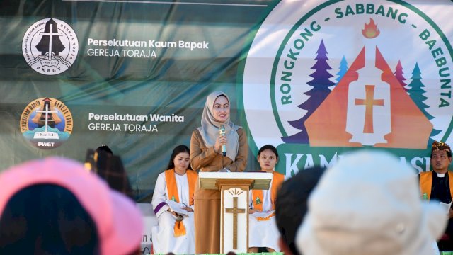 Bupati Luwu Utara Indah Putri Indriani saat membuka Kamp Klasis Rongkong Sabbang Baebunta di Lapangan Sepakbola Rantepaccu Desa Baebunta, Kecamatan Baebunta, Selasa,(26/6/2024).
