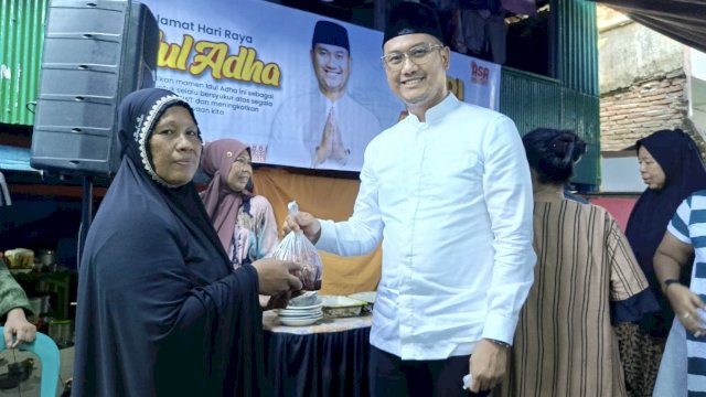 Bakal Calon Wali Kota Makassar, Andi Seto Gadhista Asapa membagikan daging kurban kepada warga Kelurahan Bunga Eja, Kecamatan Tallo, Makassar, Senin (17/6/2024). (Foto: Istimewa)