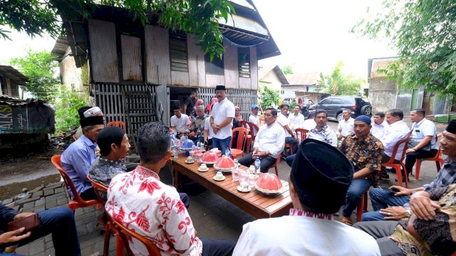 Wakil Bupati Gowa Abd. Rauf Malaganni saat melakukan pertemuan dengan tokoh masyarakat. Pertemuan tersebut dalam rangka meminta dukungan untuk maju dalam Pilkada Gowa 2024. (Dok. Tim Bismillah)