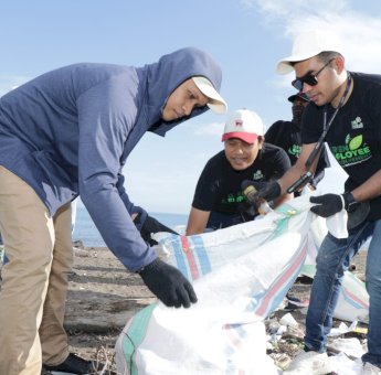PLN UIP Sulawesi Bersama Pemerhati Lingkungan Bersihkan Sampah di Pantai Makassar