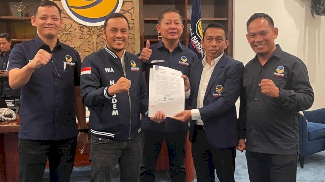 Sekjen Bappilu DPP NasDem Willy Aditya bersama Ketua DPW NasDem Sulsel Rusdi Masse menyerahkan rekomendasi untuk pasangan Syaharuddin Alrif-Nurkana'ah di Nasdem Tower, Jakarta, Sabtu (1/6/2024). (Foto: Istimewa)