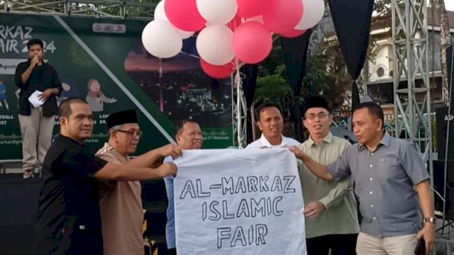 Pembukaan Al-Markaz Islamic Fair, di Halaman Masjid Al-Markaz Makassar, kemarin. (Dok. Istimewa)