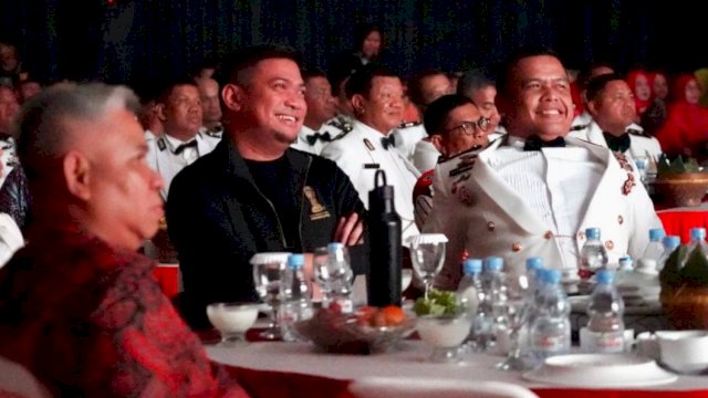 Bupati Gowa Adnan Purichta Ichsan didampingi Kapolres Gowa AKBP Reonald TS Simanjuntak (kanan), saat menghadiri Malam Ramah Tamah Peringatan HUT Bhayangkara Ke-78 Tingkat Polres Gowa, di Aula Kantor Polres Gowa, kemarin. (Dok. Humas Gowa)