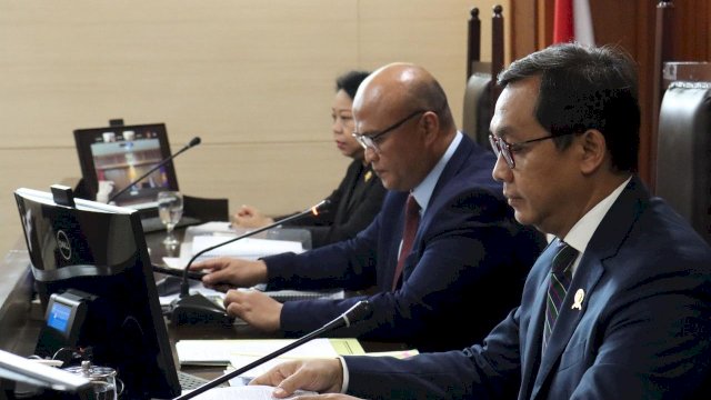 KPPU saat melakukan sidang perkara kasus Google, di Ruang Sidang, Kantor KPPU RI, kemarin. (Dok. Humas KPPU RI)