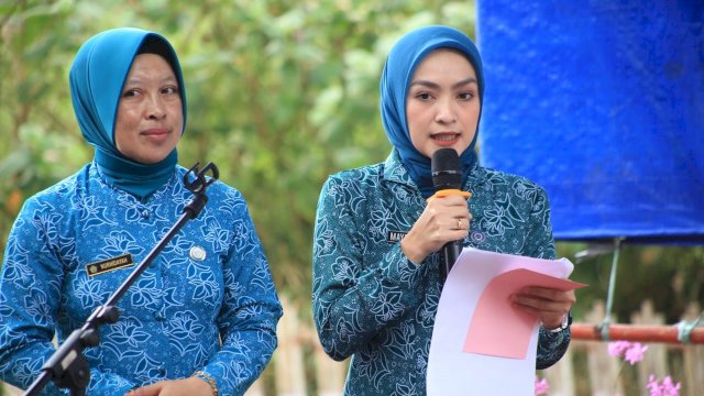 Ketua Tim Penggerak PKK Kecamatan Tinggimoncong Maya Indira (kanan) saat menjelaskan tentang program Kalasi Dudu dihadapan Tim SMEP TP PK Kabupaten Gowa, kemarin. (Dok. Humas Gowa)