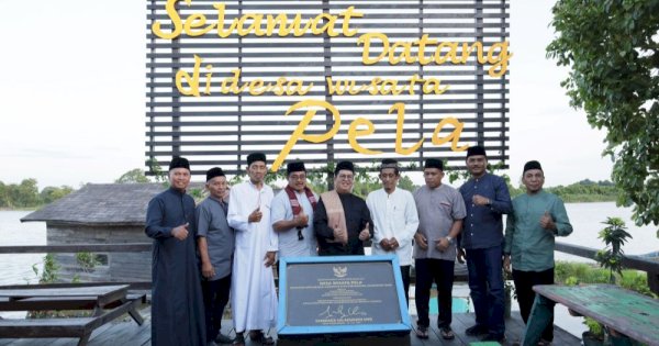 Safari Ramadan Wabup Rendi di Desa Pela Disambut Pesut Mahakam