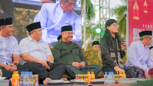 Ribuan warga Kukar memadati halaman kantor Bupati untuk mengikuti pengajian terbuka dan buka puasa bersama pemkab dan Gus Miftah. (Istimewa)