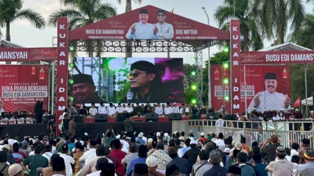 Bupati Kutai Kartanegara Edi Damansyah, Gus Miftah bersama ribuan warga mengaji bersama. (Istimewa)