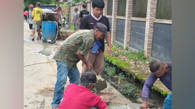 Gotong royong semenisasi dan pelebaran jalan warga Desa Purwajaya, Kutai Kartanegara. (Istimewa)