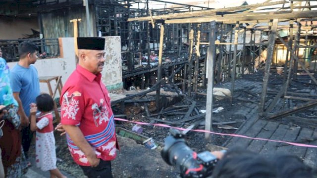 Bupati Kukar Edi Damansyah, meninjau lokasi kebakaran di Kelurahan Loa Ipuh, Tenggarong, Minggu (30/06/2024). (Istimewa)