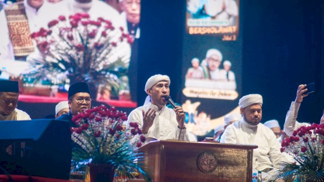 Wakil Bupati Kukar Rendi Solihin, dan Habib Ali Zainal Abidin Assegaf bersholawat bersama ribuan warga. (Istimewa)