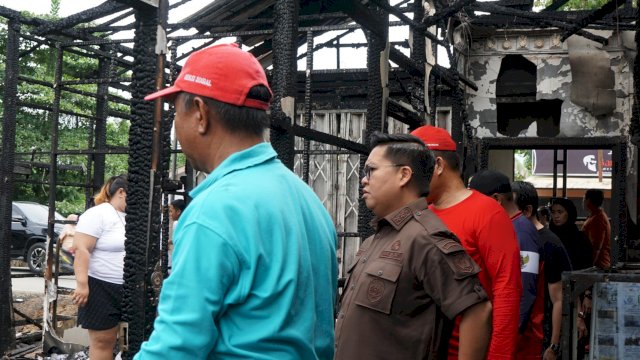 Wakil Bupati Kutai Kartanegara Rendi Solihin, saat meninjau lokasi kebakaran di Tenggarong, Minggu (30/06/2024). (Istimewa)