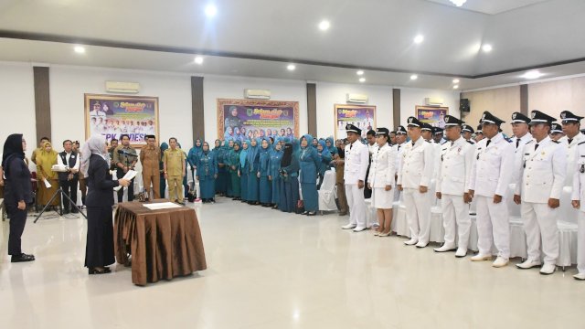 Bupati Luwu Utara Indah Putri Indriani saat mengukuhkan perpanjangan mas jabatan kepala desa se Kabupaten Luwu Utara.