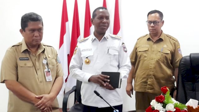 Pj. Gubernur Papua Selatan Apolo Safanpo, didampingi Sekda Maddaremeng dan Asisten I Sekda Agustinus Joko Guritno saat memberikan keterangan Pers. (Foto: Hendrik Resi / Republiknews.co.id)