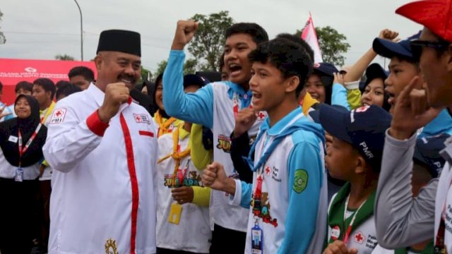 Bupati Kukar, Edi Damansyah memberikan piala kepada pemenang lomba PMR. (Istimewa)