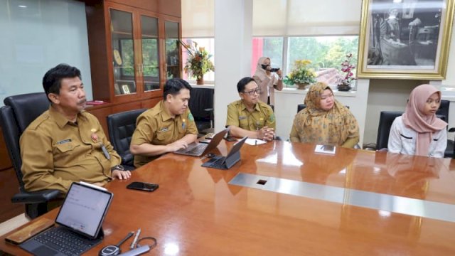 Sekda Kukar, Sunggono, menerima mahasiswa magang dari Universitas Telkom, Senin (01/07/2024). (Istimewa)