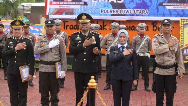 Bupati Luwu Utara Indah Putri Indriani foto bersama Kapolres Luwu Utara AKBP Muhammad Husni Ramli dan jajarannya di hari peringatan HUT ke-78 Bhayangkara fi Mako Polres Luwu Utara. Senin (01/07/2024)
