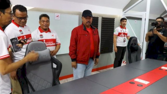 Bupati Kutai Kartanegara Edi Damansyah, saat meninjau E-sport Game Room. (Istimewa)