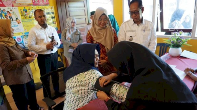 Suasana kunjungan Ketua TP PKK Kukar di Posyandu Remaja di Muara Wis. (Istimewa)