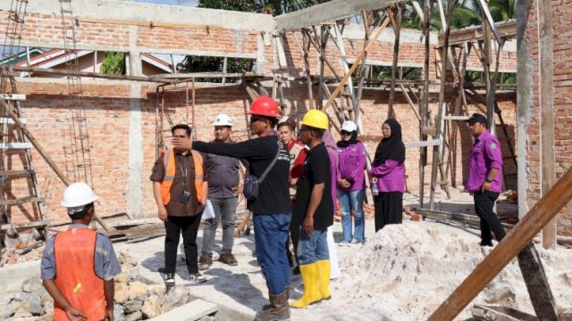 Wakil Bupati Kutai Kartanegara Rendi Solihin, meninjau langsung kondisi infrastruktur dan pembangunan di Muara Badak. (Istimewa)