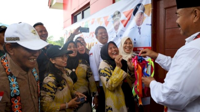 Bupati Kutai Kartanegara Edi Damansyah, berbagi kebahagiaan bersama ibu-ibu di Posyandu Edelwies. (Istimewa)