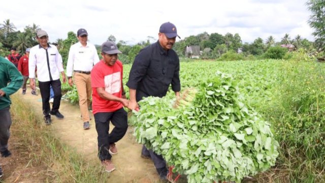 Momen kebersamaan Bupati Kukar, Edi Damansyah bersama petani holtikultura Desa Sumber Sari. (Istimewa)