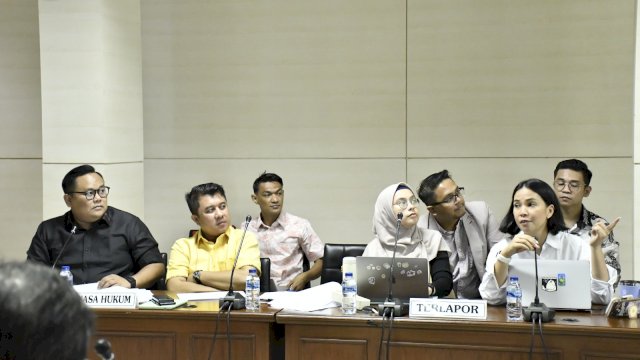 Terlapor, PT Shopee International Indonesia (Terlapor I) dan PT Nusantara Ekspres Kilat (Terlapor II) saat menjalani Sidang Majelis KPPU, di Ruang Sidang Kantor KPPU RI, kemarin. Dalam sidang tersebut Shopee mengajukan perubahan prilaku atas dugaan pelanggaran yang dilakukan. (Dok. Humas KPPU)