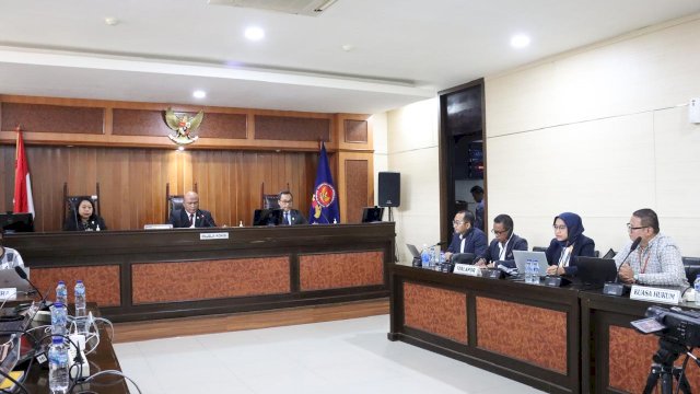 Ketua Majelis Komisi Hilman Pujana di sela-sela proses sidang perdana kasus dugaan pelanggaran Google, di Ruang Sidang KPPU RI, kemarin. (Dok. Humas KPPU)