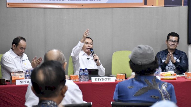 Ketua Komisi Pengawas Persaingan Usaha (KPPU) M. Fanshurullah Asa (tengah) saat menjadi pembicara pada Seminar Nasional "Pengadaan Barang dan Jasa Bidang Konstruksi dari Perspektif Hukum Persaingan Usaha", di Kantor DPP GAPEKNAS Jakarta, kemarin. (Dok. Humas KPPU)