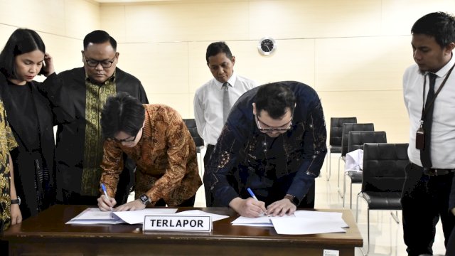 PT Shopee International Indonesia (Shopee) dan PT Nusantara Ekspres Kilat (Shopee Express) saat menandatangani Pakta Integritas Perubahan Perilaku, di sela-sela Sidang Majelis KPPU, kemarin. (Dok. Humas KPPU)